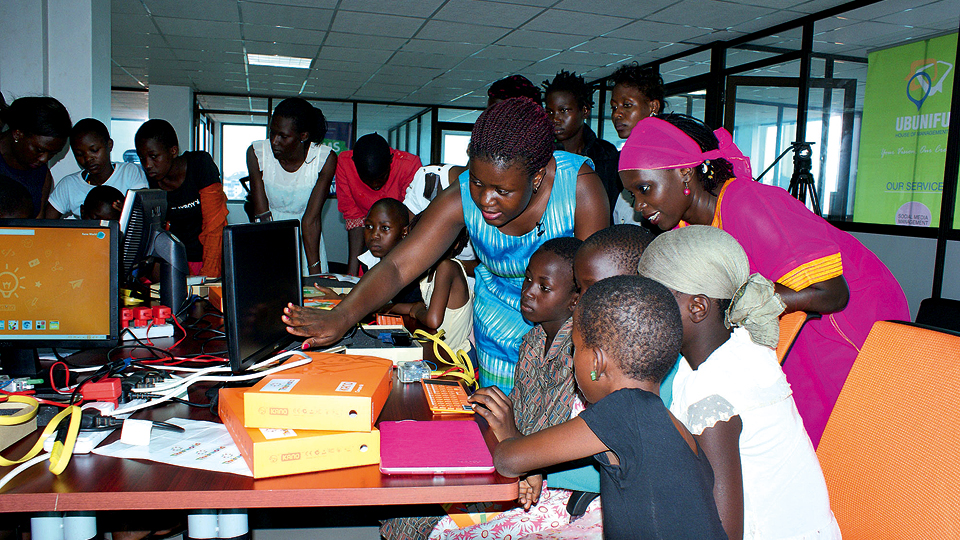 Mariéme orienta participantes de evento do I Am the Code realizado em abril de 2016, em Uganda, na África